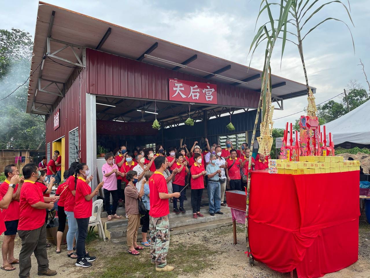 东：甘马挽海南会馆热闹庆祝水尾圣娘千秋宝诞，更首次举行天后宫神明金身出游巡河活动，吸引许多善信及民众参与。