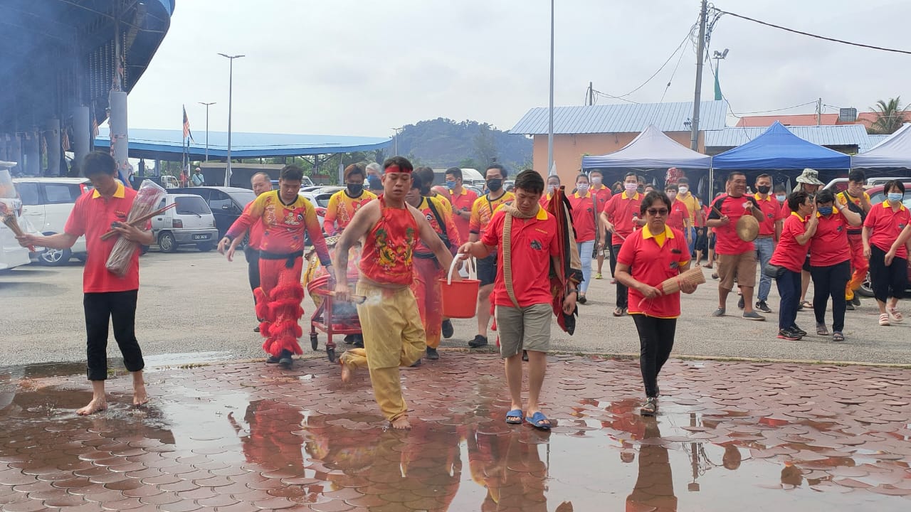 东：甘马挽海南会馆热闹庆祝水尾圣娘千秋宝诞，更首次举行天后宫神明金身出游巡河活动，吸引许多善信及民众参与。