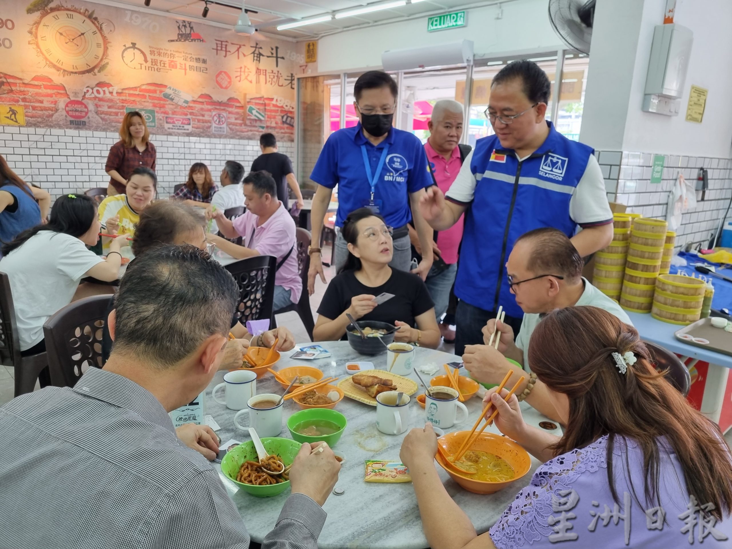 大都会-梁国伟拜票（选民比上届比较有反应）1图