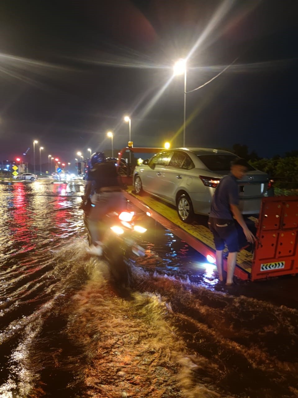 大都会/叶金发：道路变水路