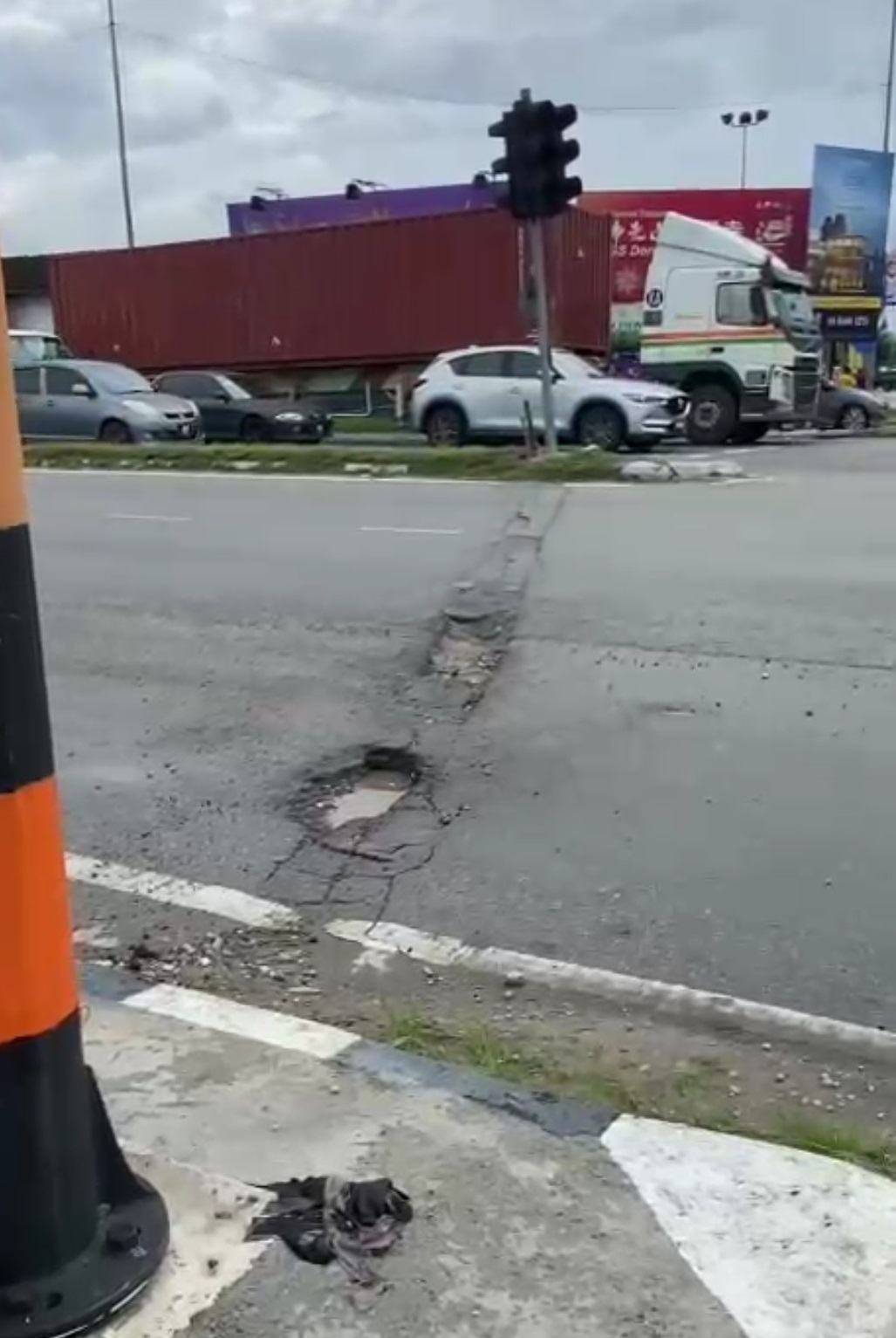 大都会：仁嘉隆大路路口红绿灯处，路面出现坑洞，危及道路使用者安全／2图