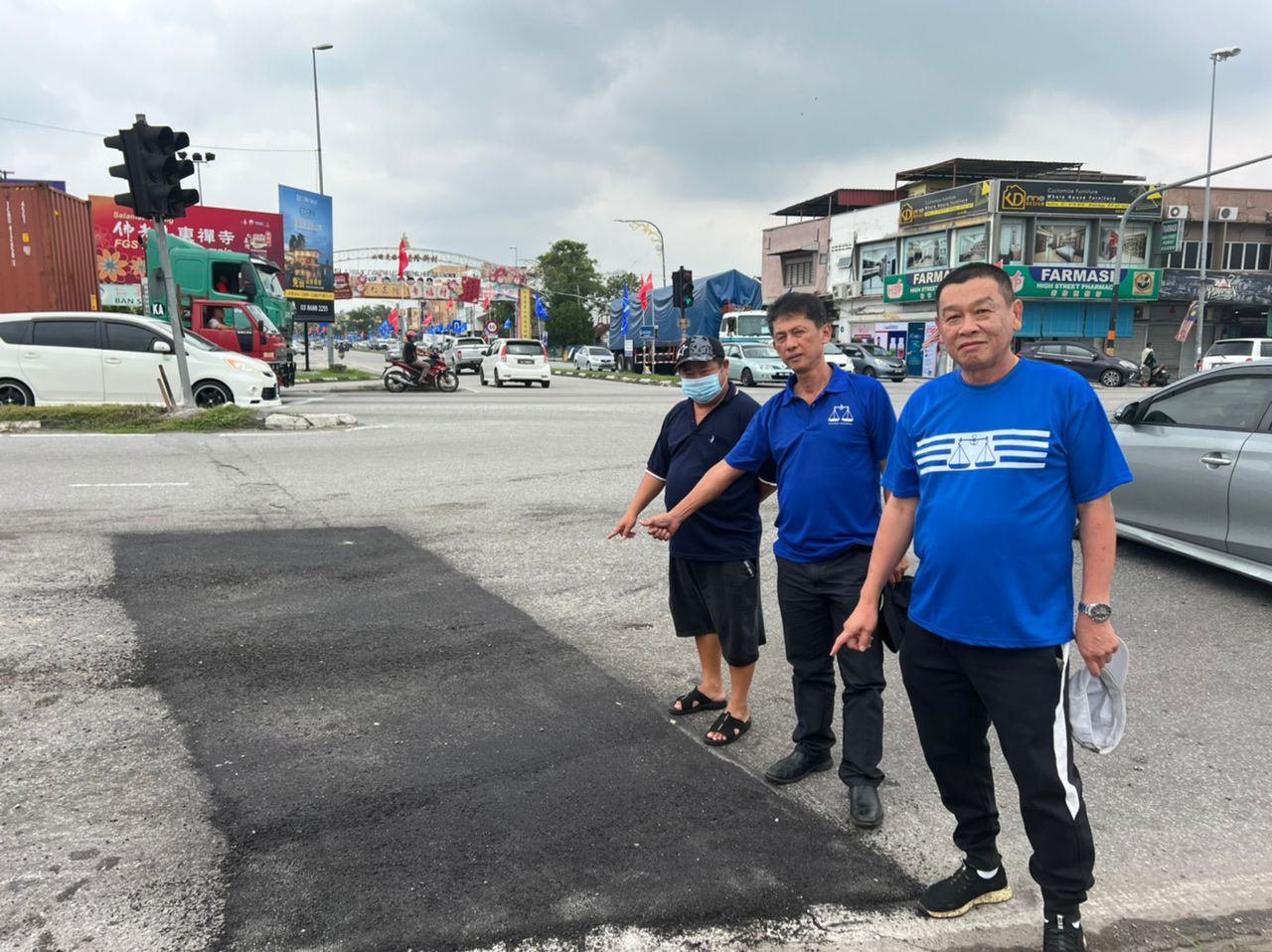 大都会：仁嘉隆大路路口红绿灯处，路面出现坑洞，危及道路使用者安全／2图