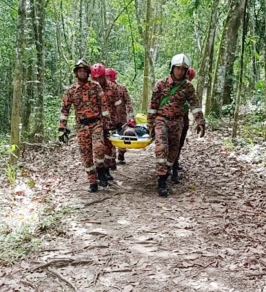 巫青下山时不省人事 消拯员抬下山