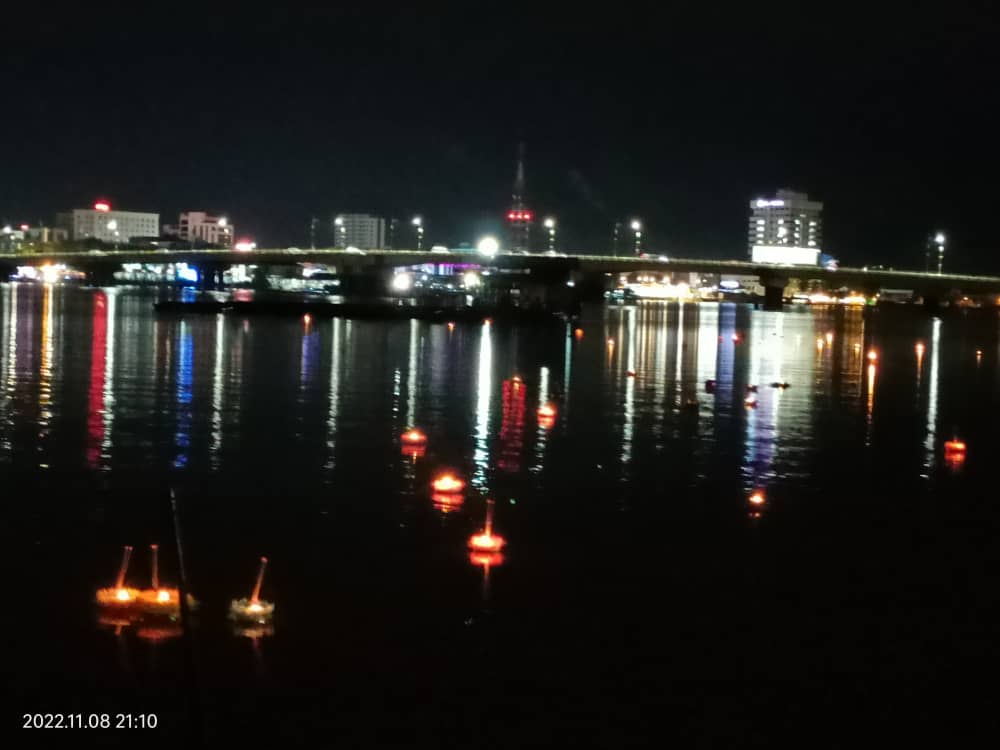 阔别两年后，数百名泰裔及华裔居民再次齐聚麻河畔庆祝水灯节