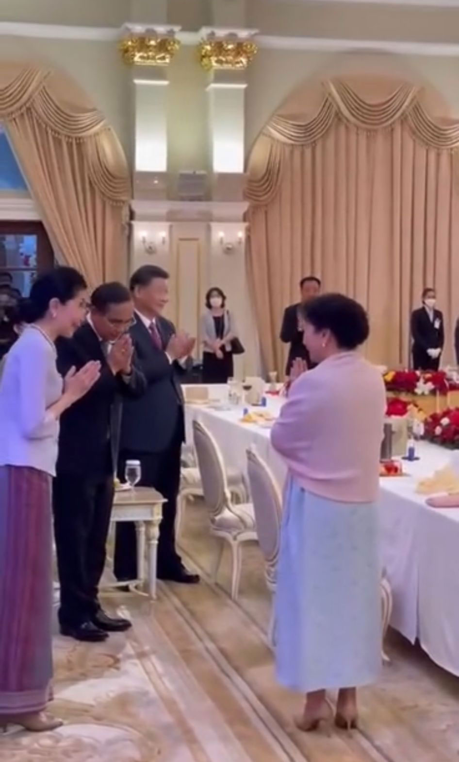 彭丽媛60大寿 泰国首相偕夫人送蛋糕祝福