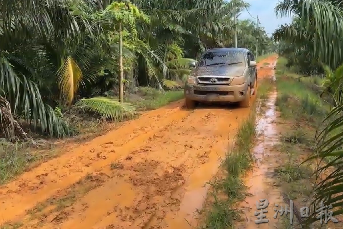 手机导航带入烂泥路 旅客车受困需解救