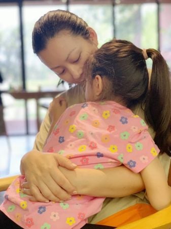 晒老婆美照被酸“太一般” 温兆伦霸气回呛：自己照照镜子