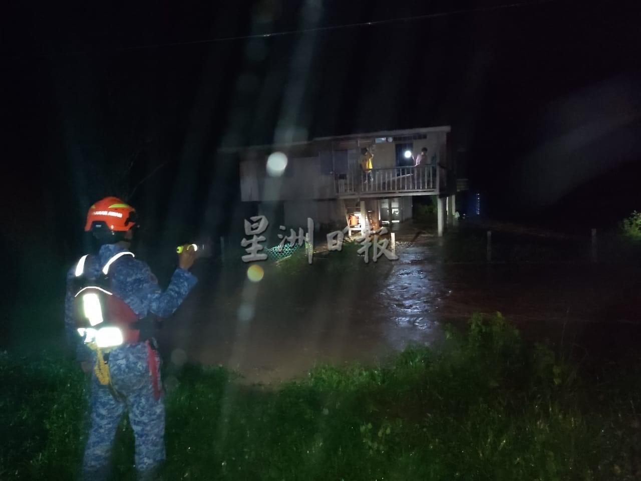 沙/连夜暴风雨造成河水暴涨 沙5县多区水灾土崩