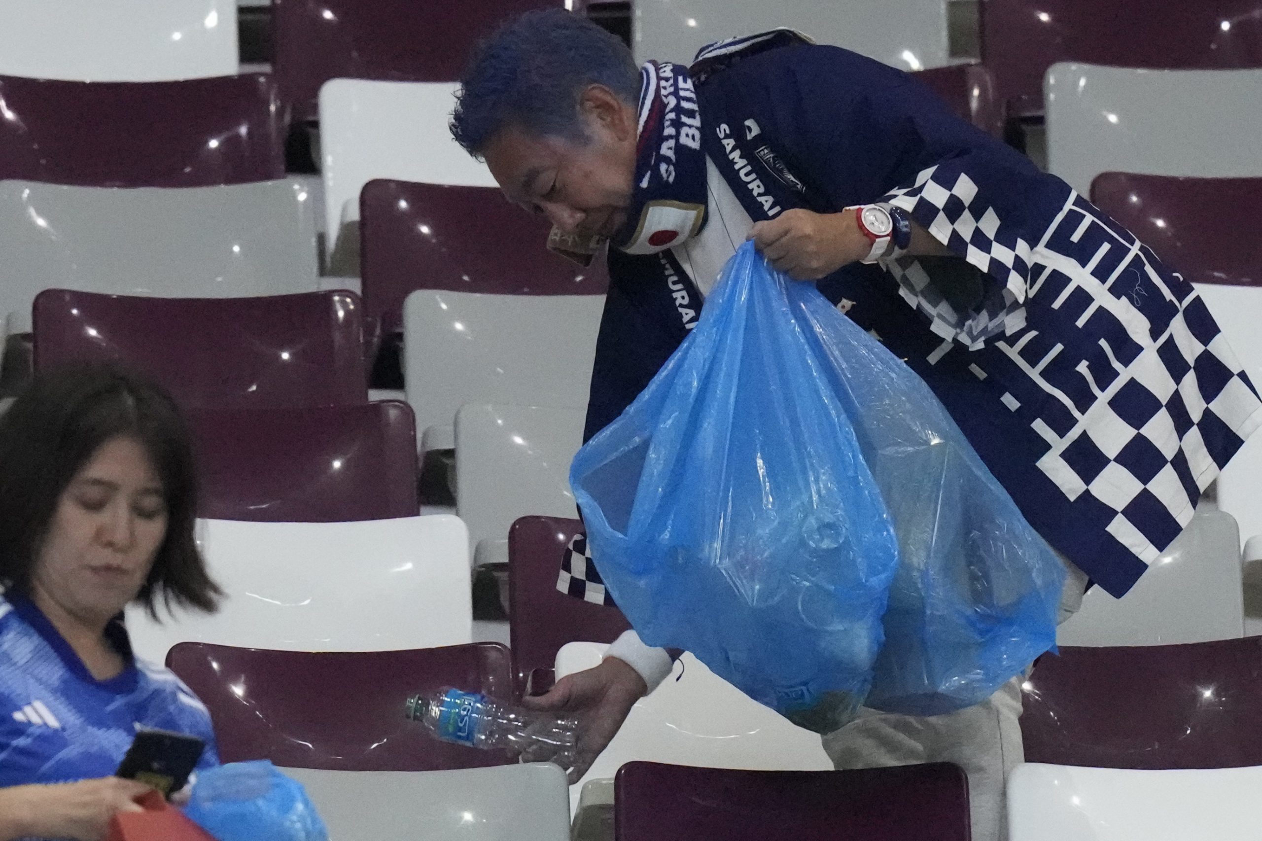 球迷清理观众席 球员清理更衣室  日本再成典范