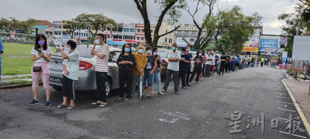 选民一早排队  怡保各投票中心现人龙