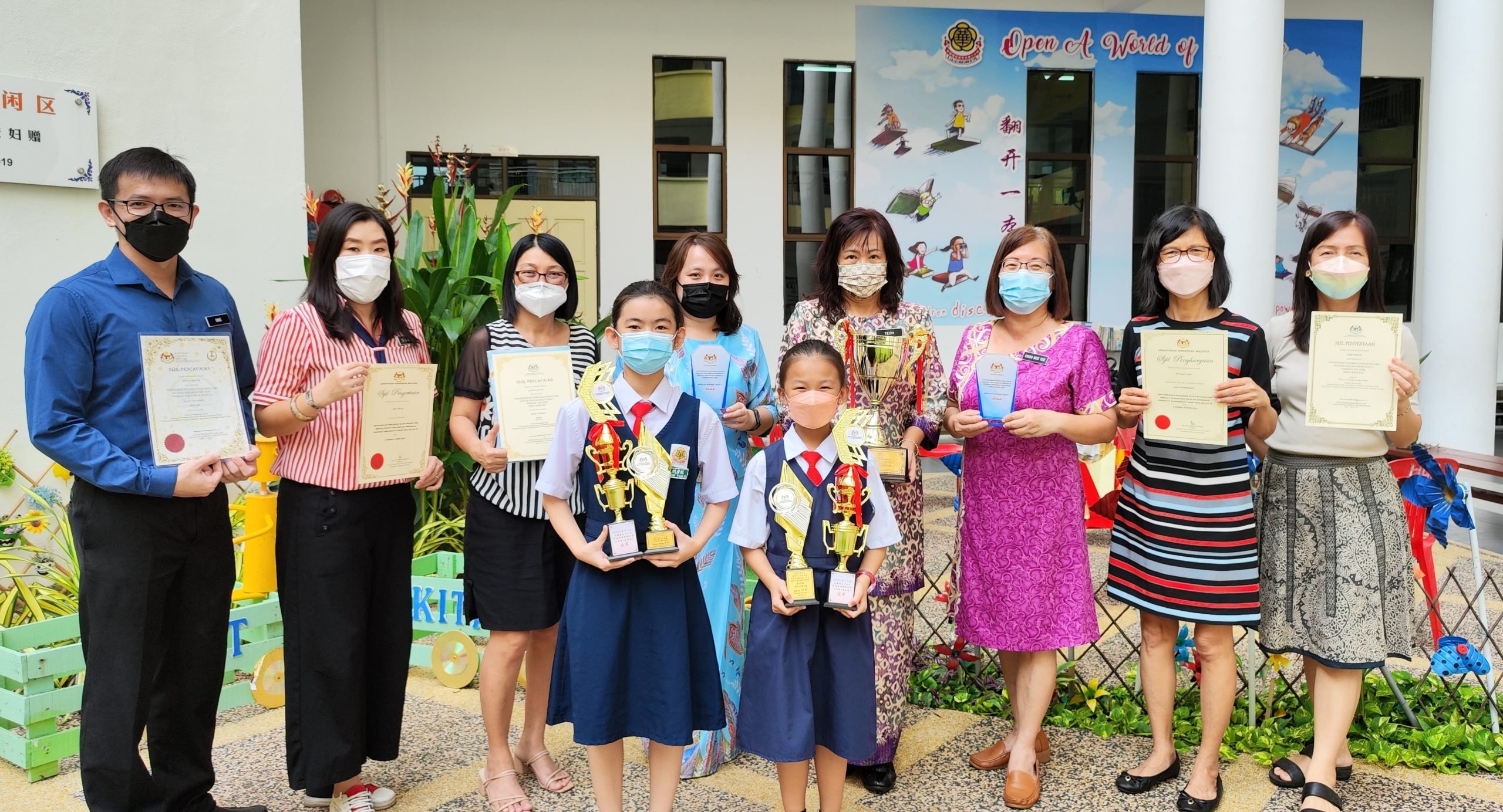 霹：学子头／华联二校翁柯妮夺全国华语诗歌朗诵小学抵年组赛冠军