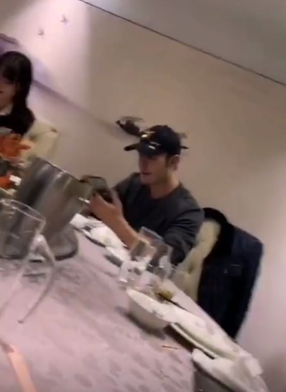 Huang Xiaoming took his newlyweds to a dinner party, and the couple dressed up slipped their mobile phones to leak honey