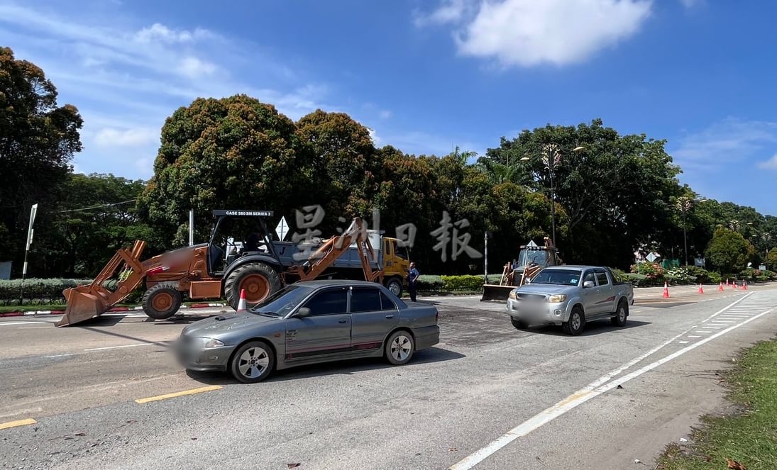 州政府大厦交通灯引大塞车