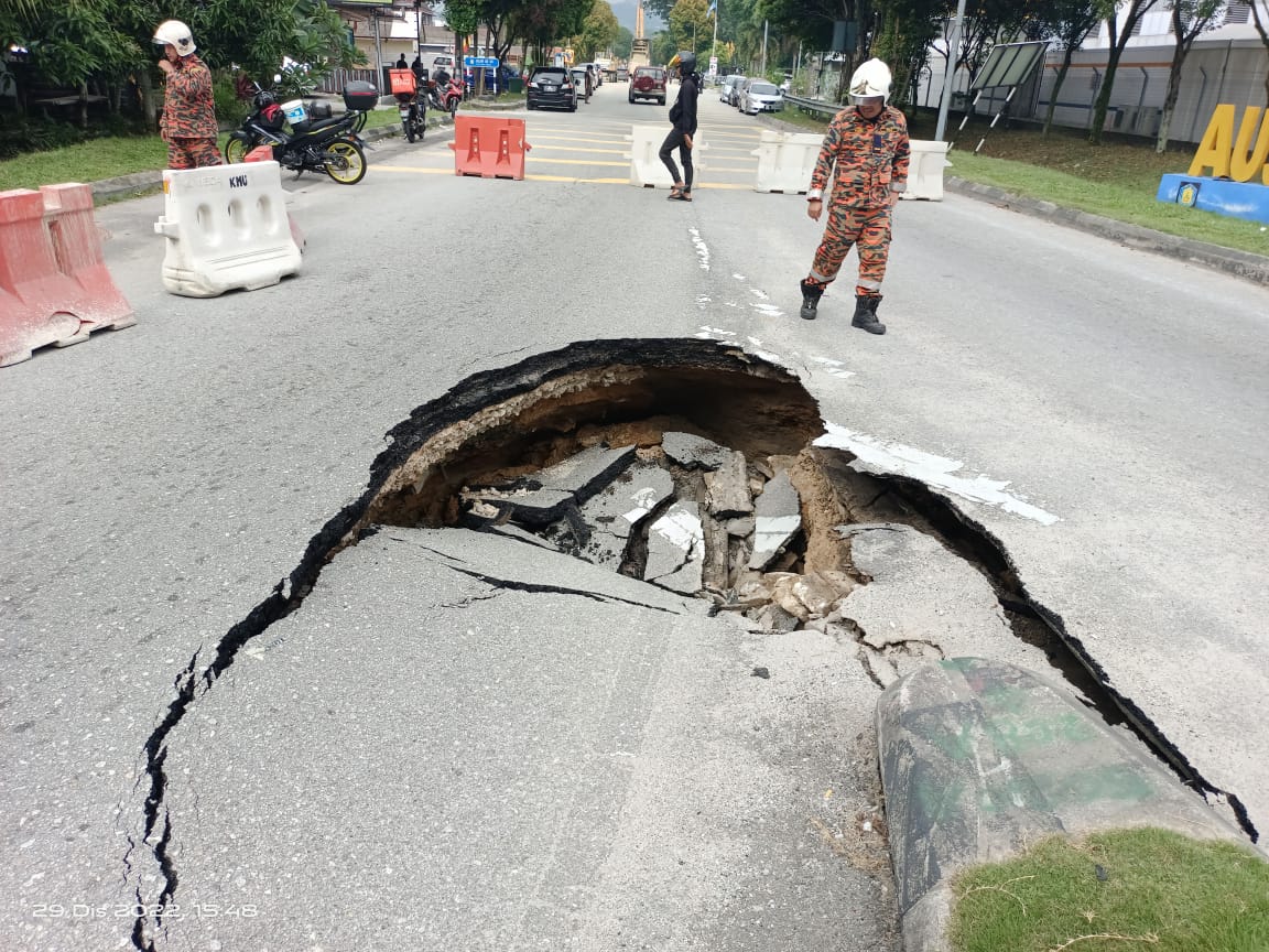 AU3发生路陷，没伤亡