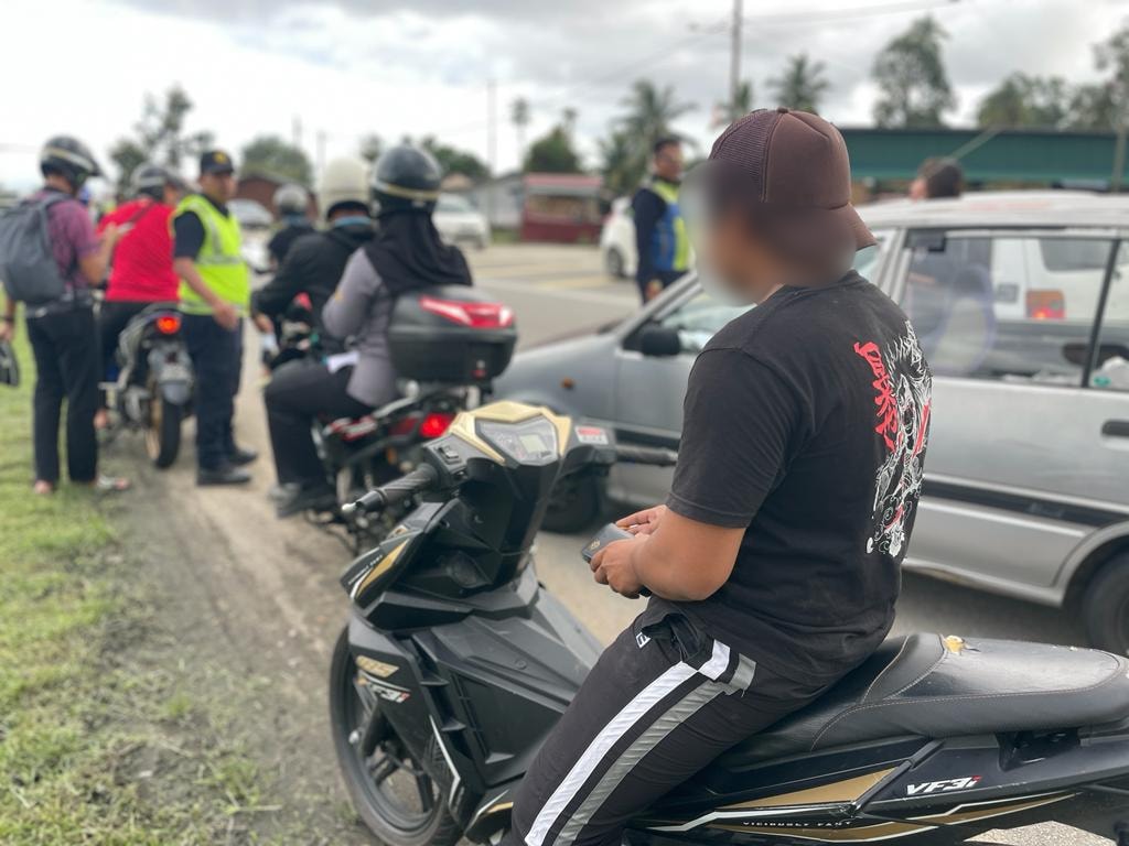 東:彭陸交局譴責，摩托車騎士以“家在附近，所以不戴頭盔”的理由已過時，並對違例者發出罰單，以便不再重犯。