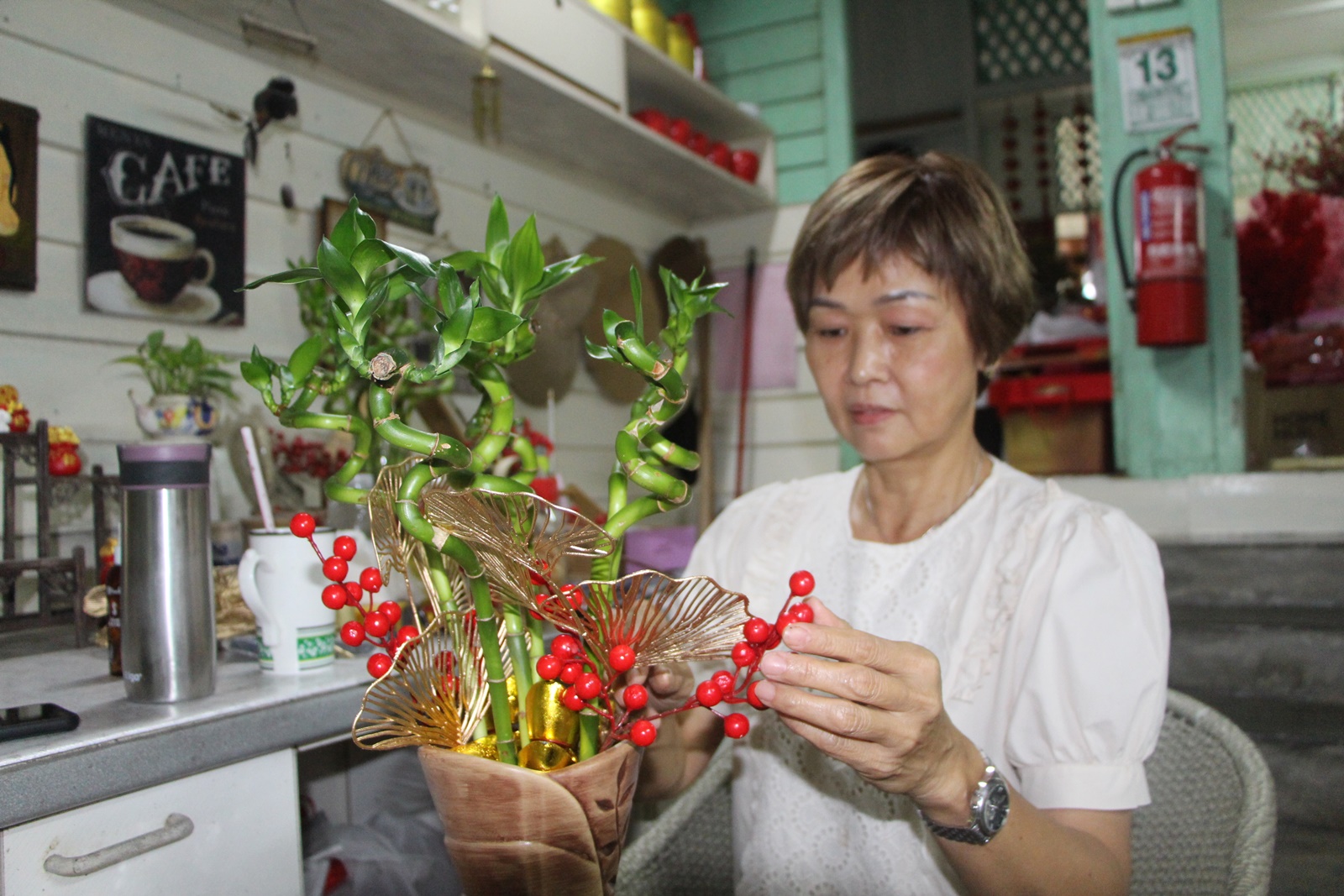 東：農曆新年比往年提早十多天，但中國年花來得比較慢