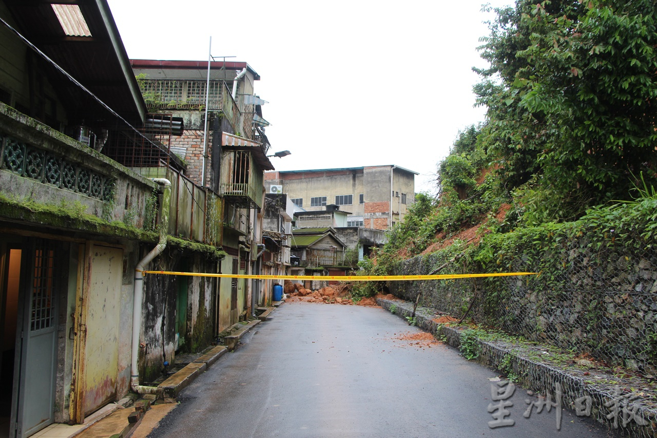 東：勞勿商店後巷山坡第3次土崩，兩名地質學家勘察山坡泥土穩定性