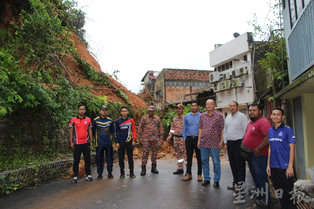 东：劳勿商店后巷山坡第3次土崩，两名地质学家勘察山坡泥土稳定性