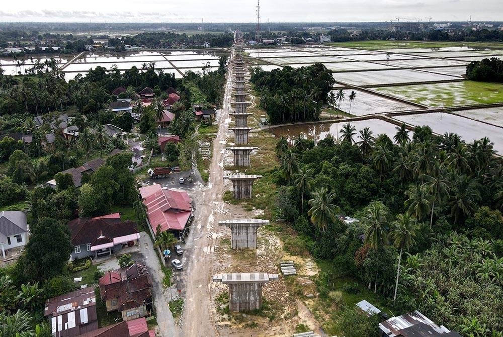 东海岸铁路工程第1及第2部分约70％建筑工程在上周登嘉楼水灾中深受影响，涉及涵盖82公里的敦荣至士兆线。