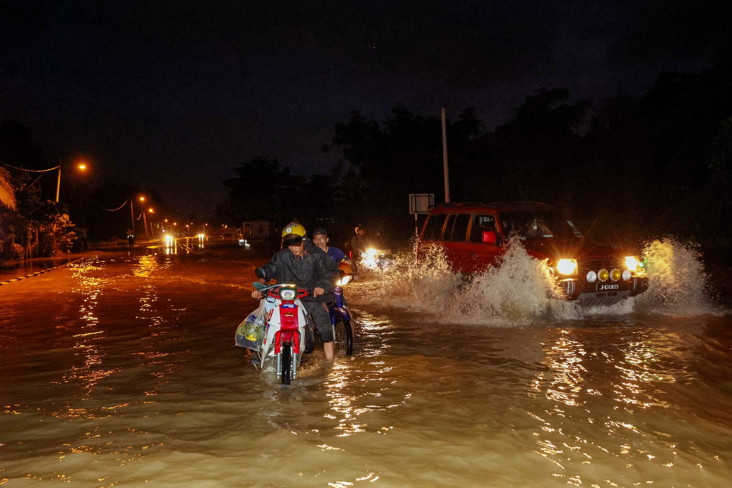 全国：（水灾中午数据）随著多个地区陆续放晴，东海岸水灾灾情也在好转中，不过，丹登彭3州的灾黎人数加起来仍然有4万3499人，安顿在203所救灾中心。