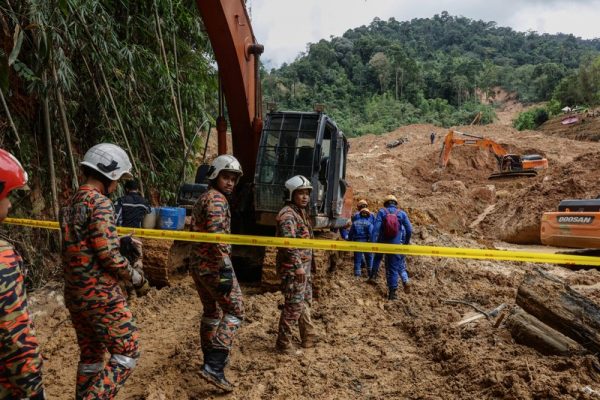 峇冬加里土崩|印尼籍挖土機司機：“每挖出一具遺體 眼淚都流下”