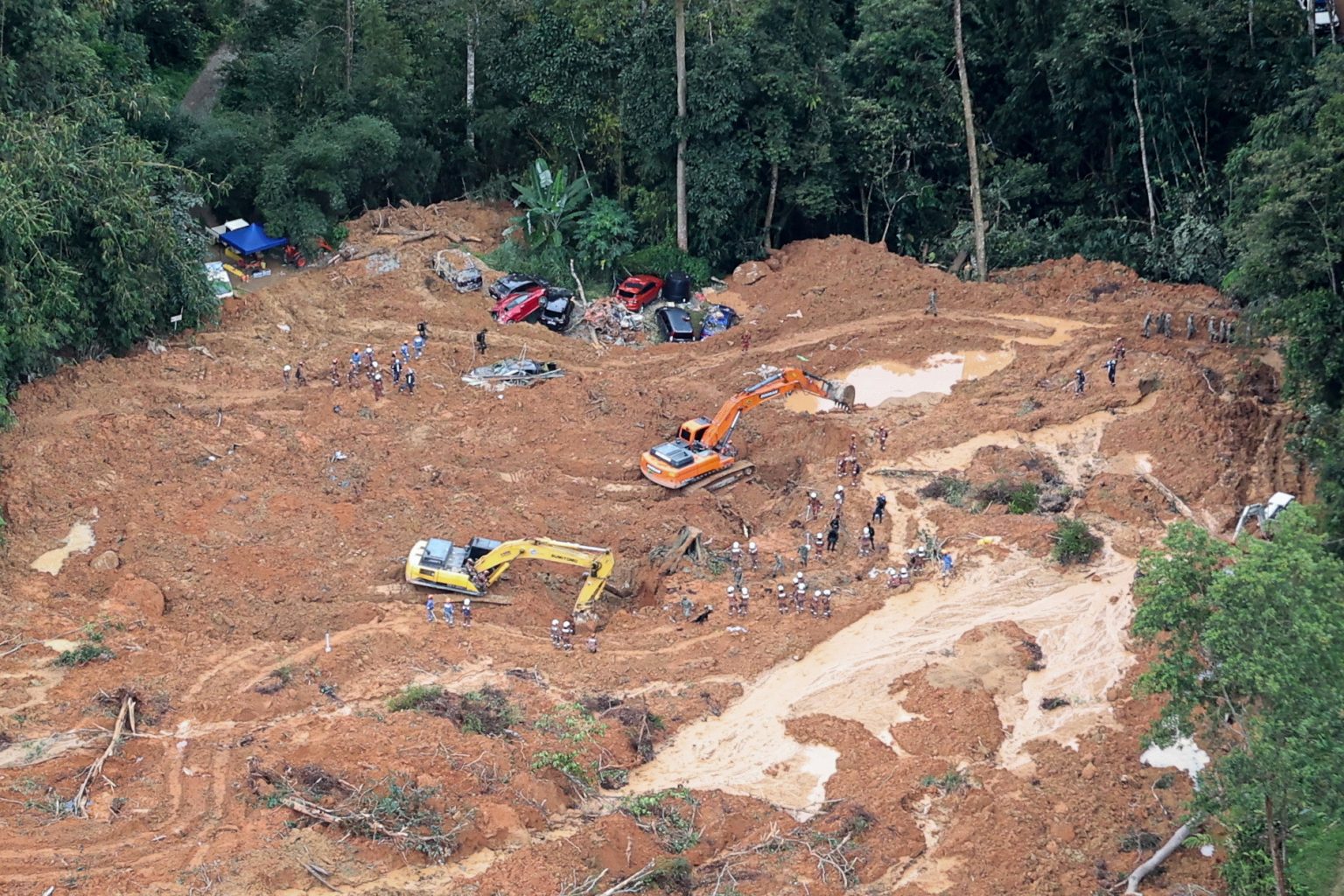 峇冬加里土崩|印尼籍挖土机司机：“每挖出一具遗体 眼泪都流下”