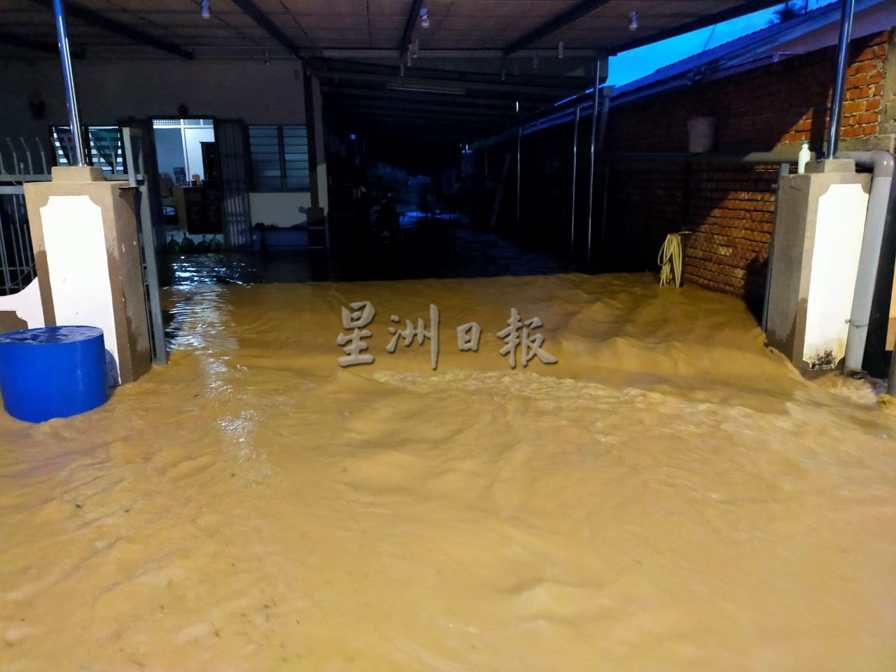 **已签发**柔：雷雨侵袭东甲居本峇鲁，多户民宅遭黄泥水淹