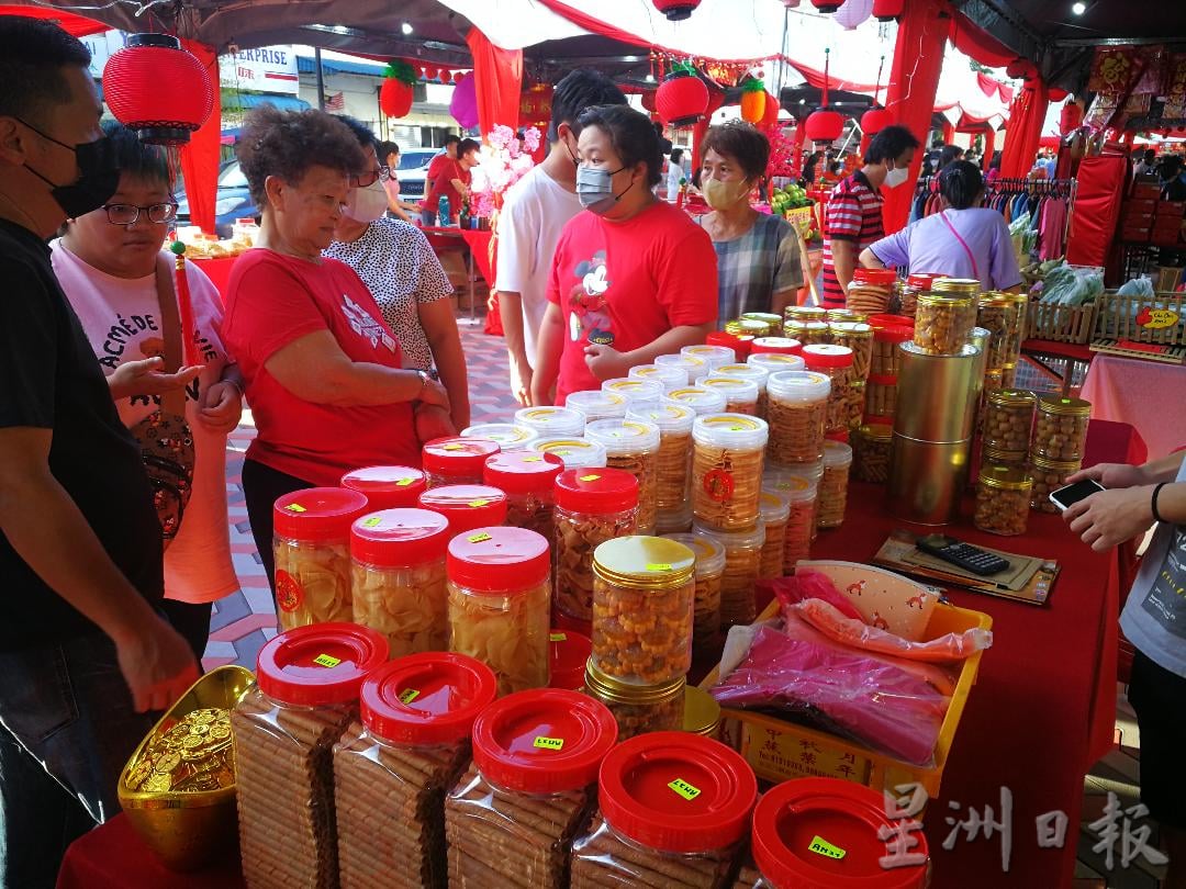 年货食品琳瑯满目 甘文阁年货街年味浓 