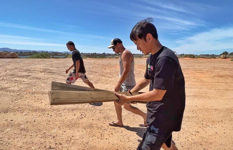 抢拍美照露营车卡沙滩 宥胜背部直接凉了