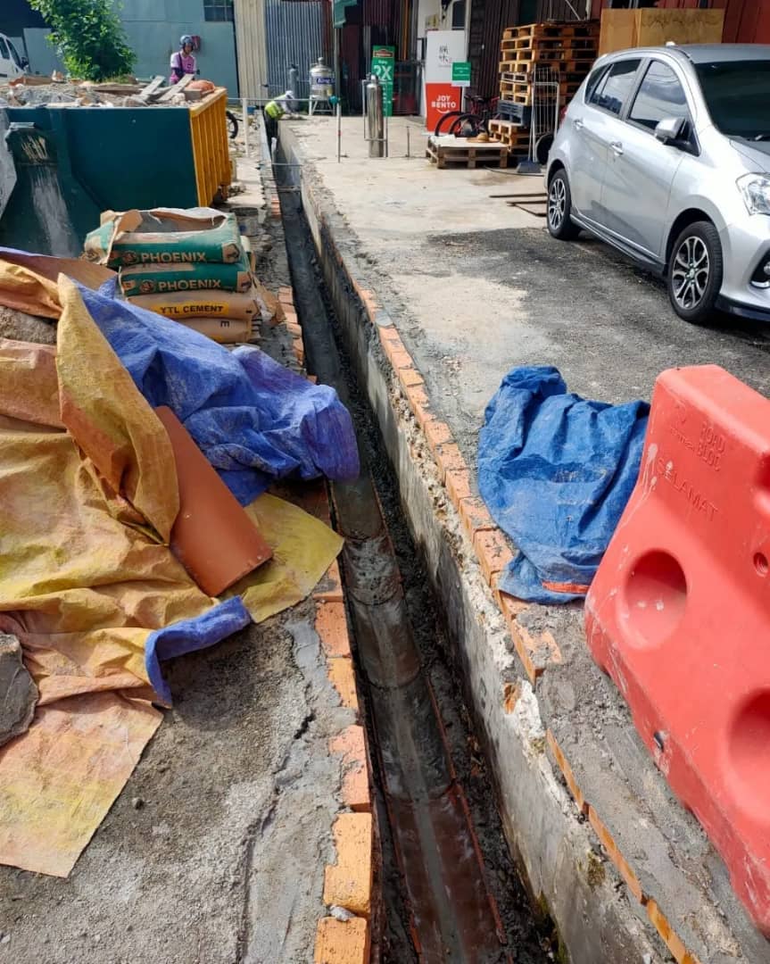 文良港花园沟塞 雨季积水养蚊