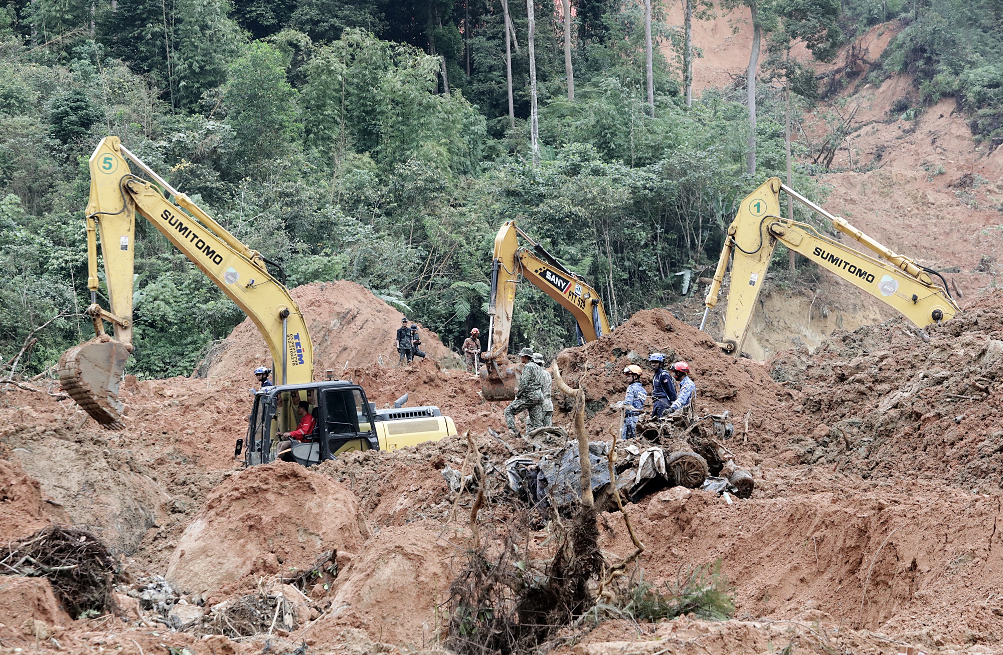 露营地局部位置的堆积土壤达16公尺