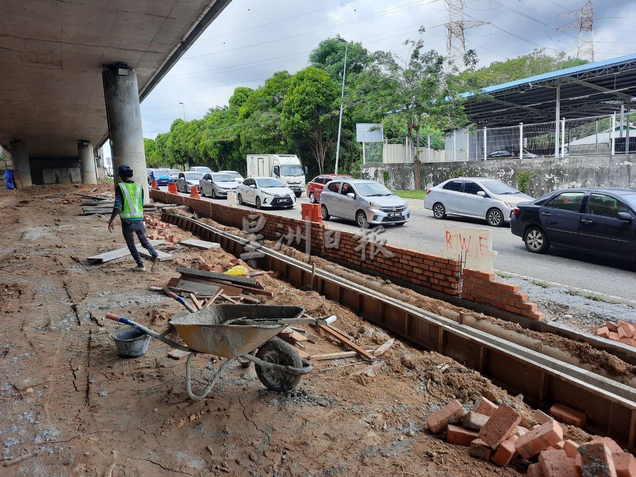 （古城封面主文）古鲁蒙高架公路底下美化，将阻碍视线植物移走