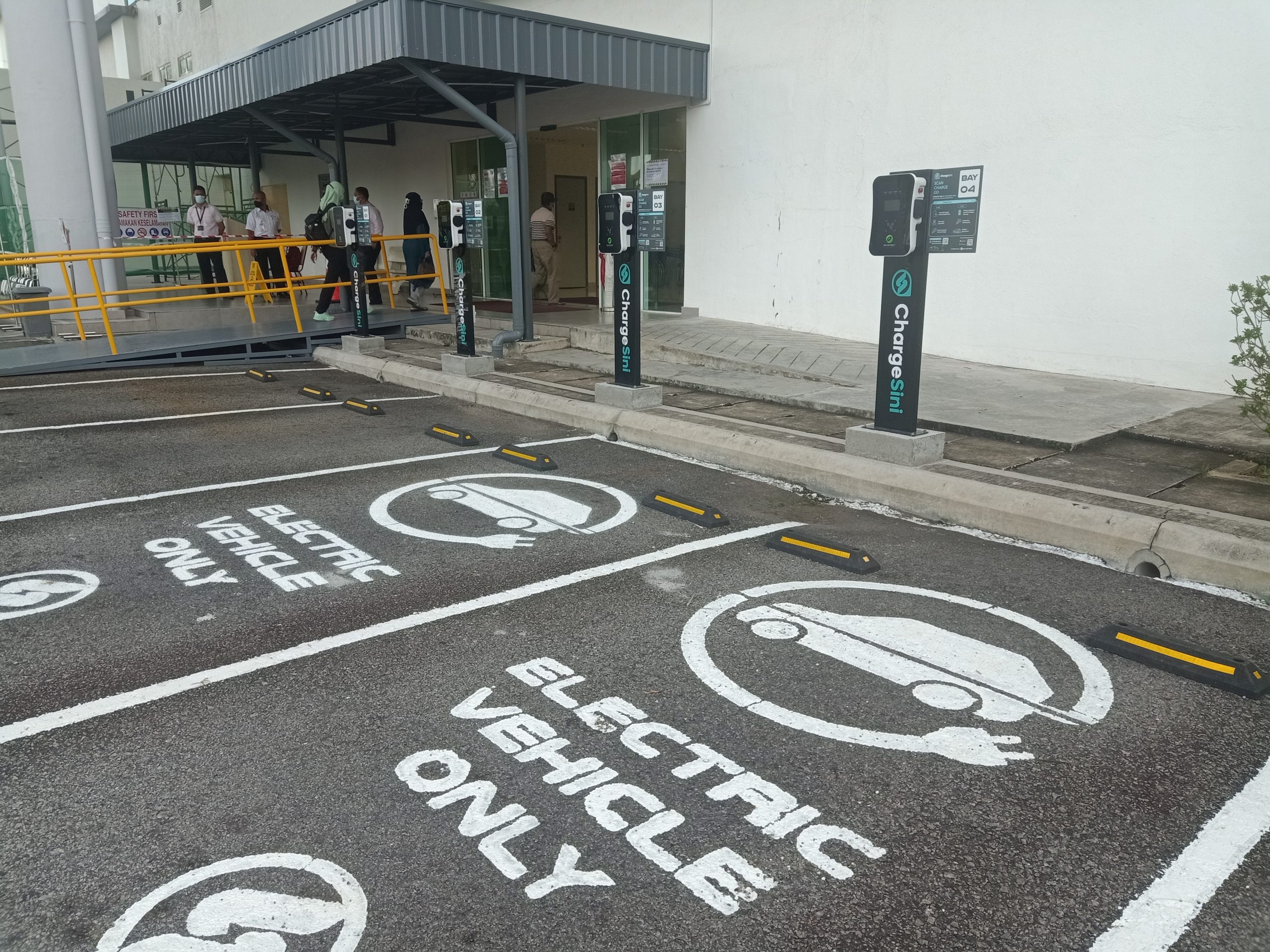 （古城版）東方醫院首提供電動汽車充電站