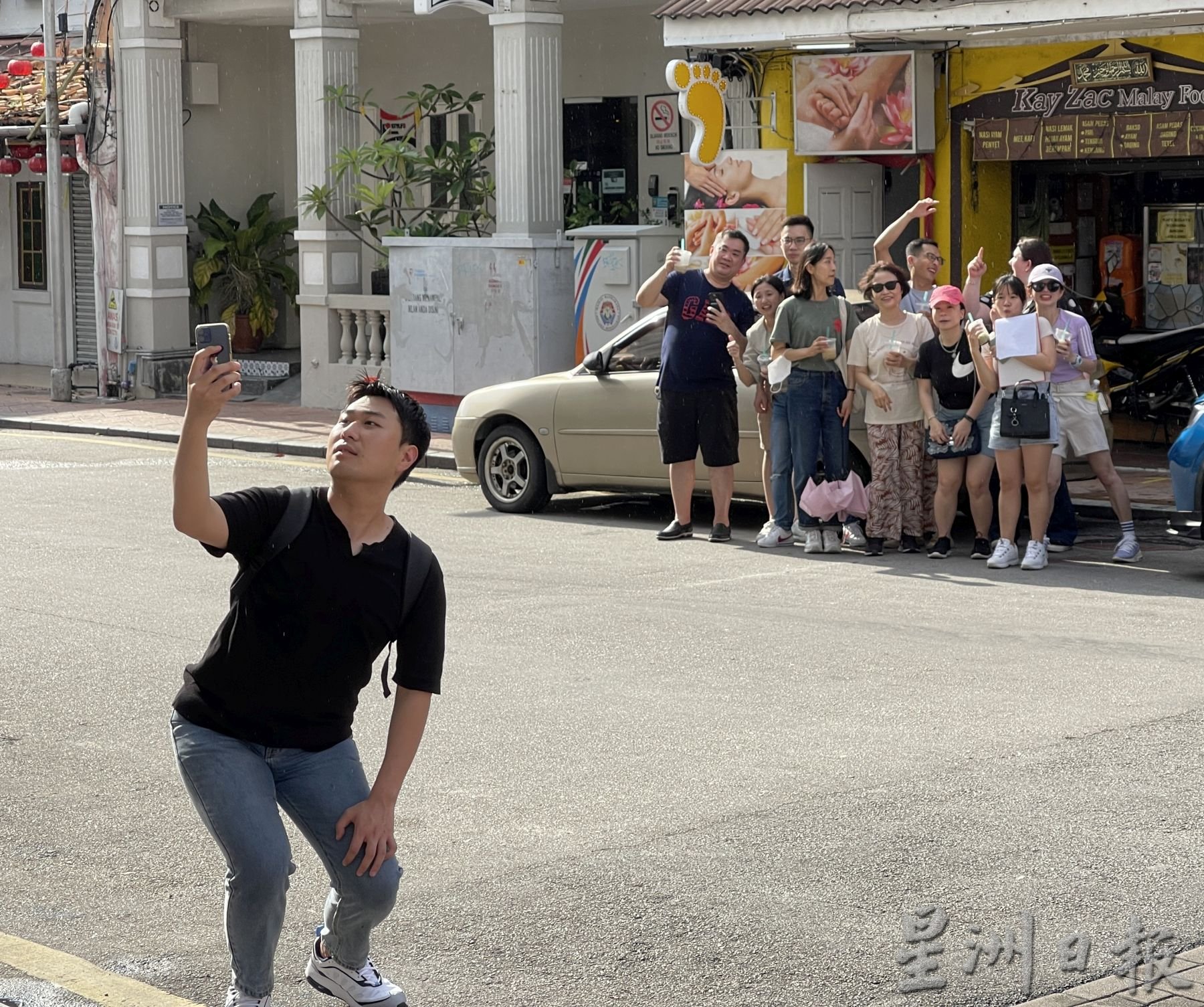 （古城第五版主文）雨天不阻游客雅兴·旅游区欣欣向荣