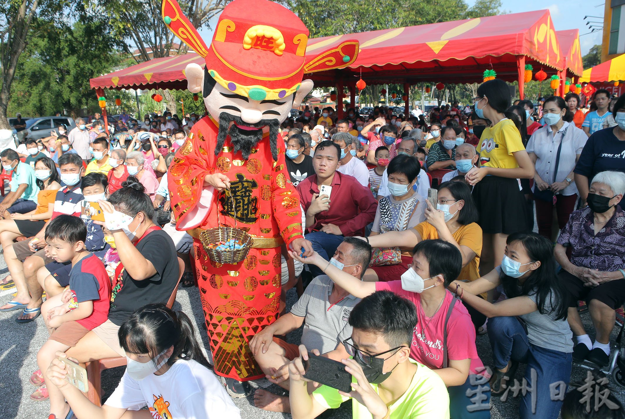 萬里望行動黨團拜 派800份福袋