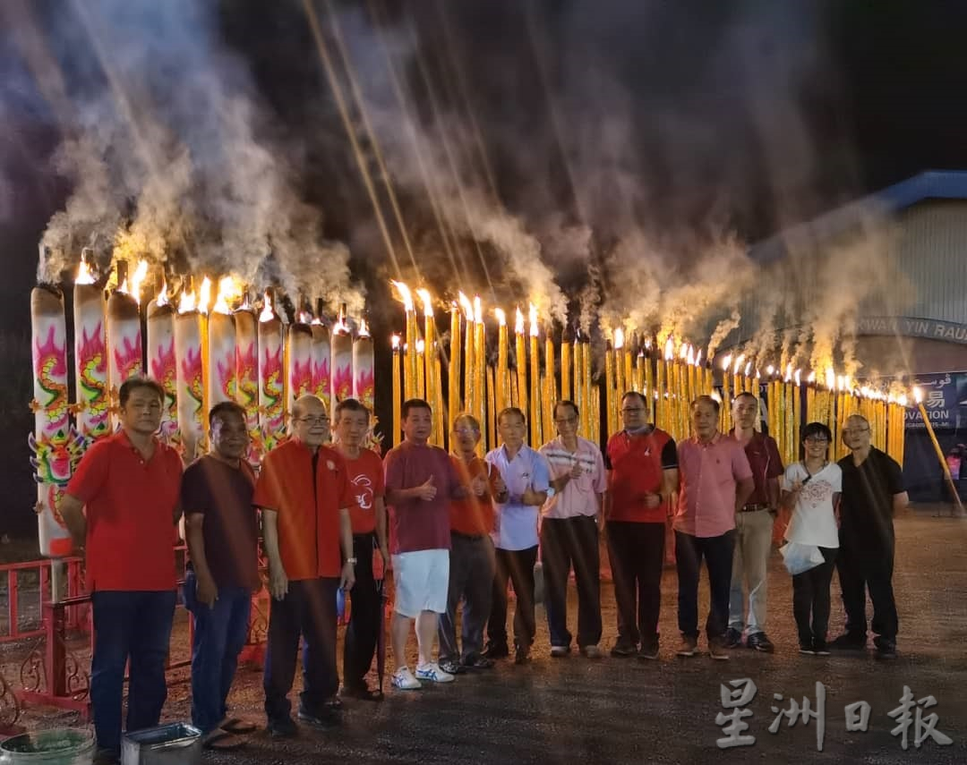 劳勿民众涌往观音堂争上头柱香，向上天祈福