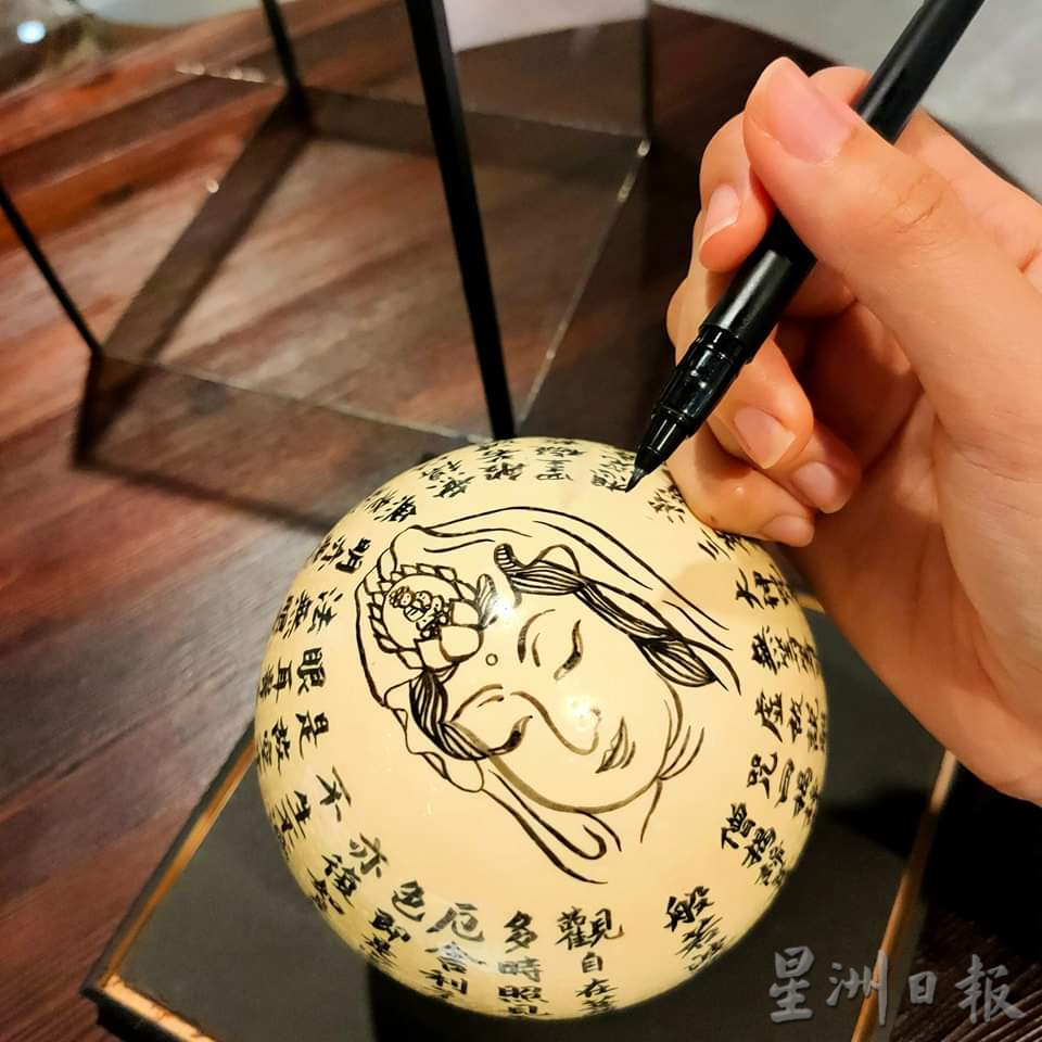 东：女画家为文冬增新壁画