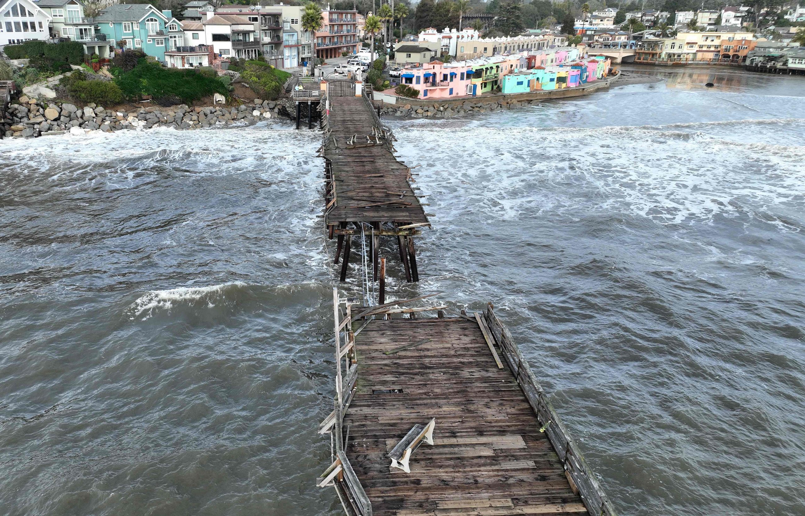 加州11万多户停电 风暴侵袭恐没完没了 至今12人死亡