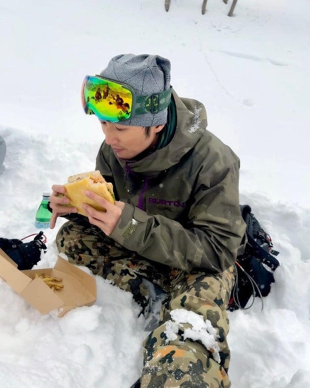 去年爆情变|谢霆锋雪地野餐被滑雪镜出卖 王菲疑同行	