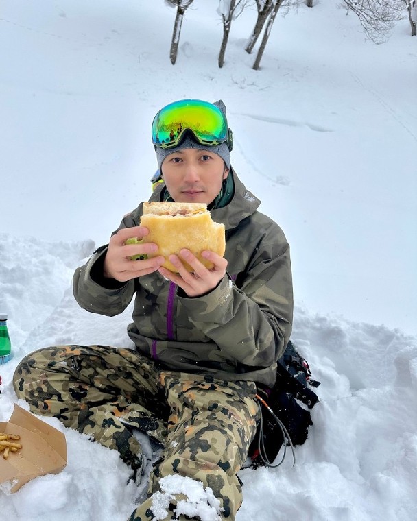 去年爆情变|谢霆锋雪地野餐被滑雪镜出卖 王菲疑同行	