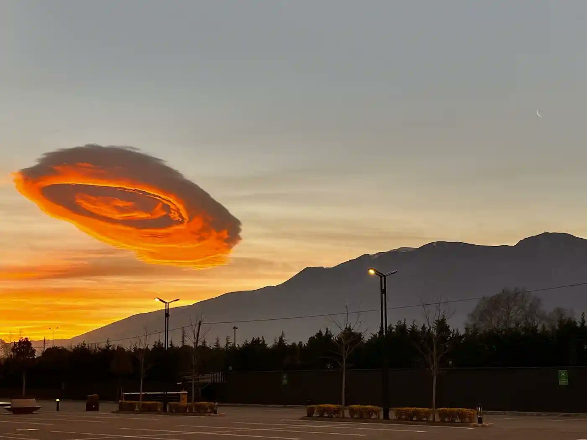 土耳其天空惊现“鲍鱼漩涡”　诡异漂浮1小时惹恐慌：外星人吗？