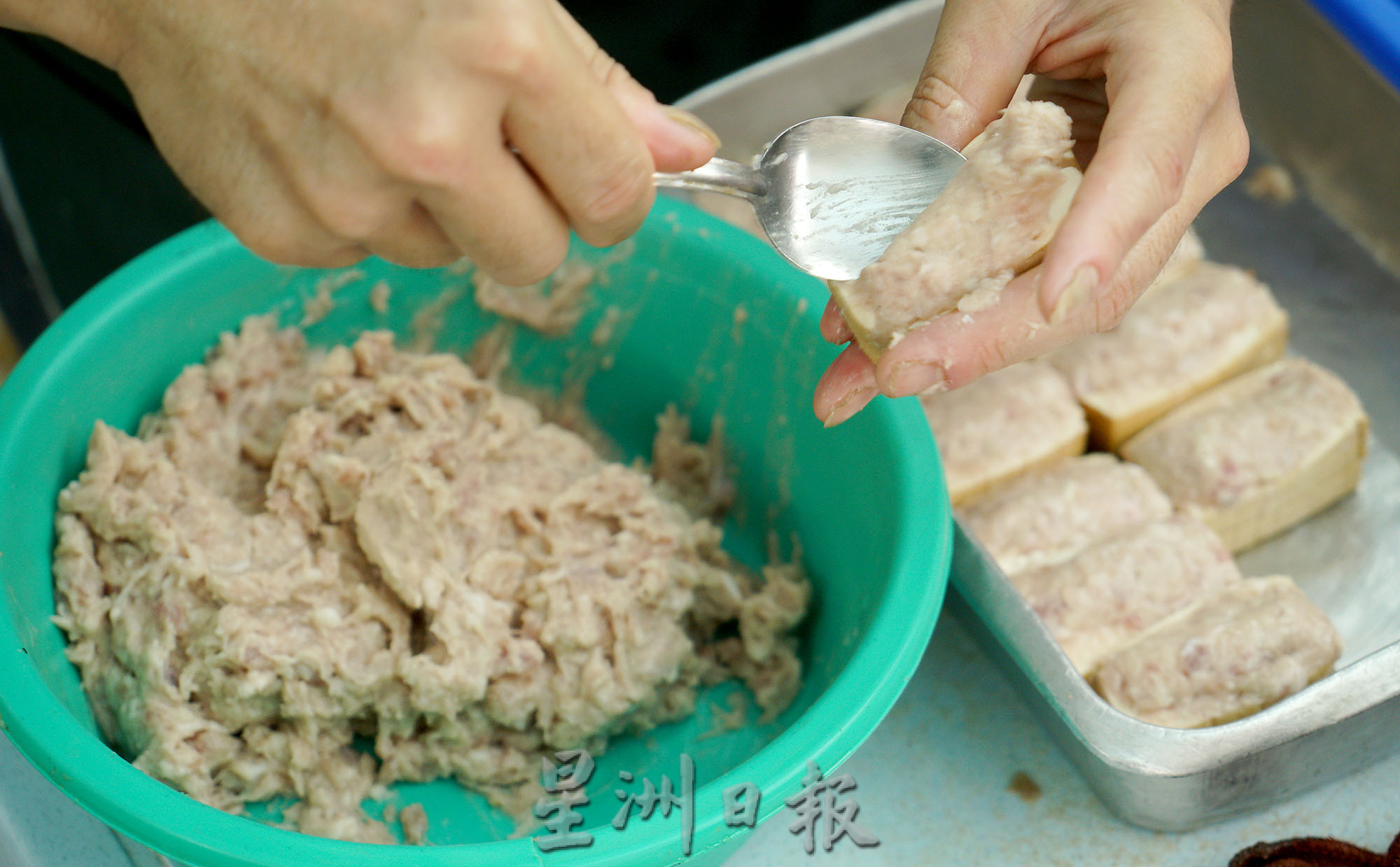 大霹雳封底主文／【人气美食】／新光明牛腩粉 祖传配方古早味浓