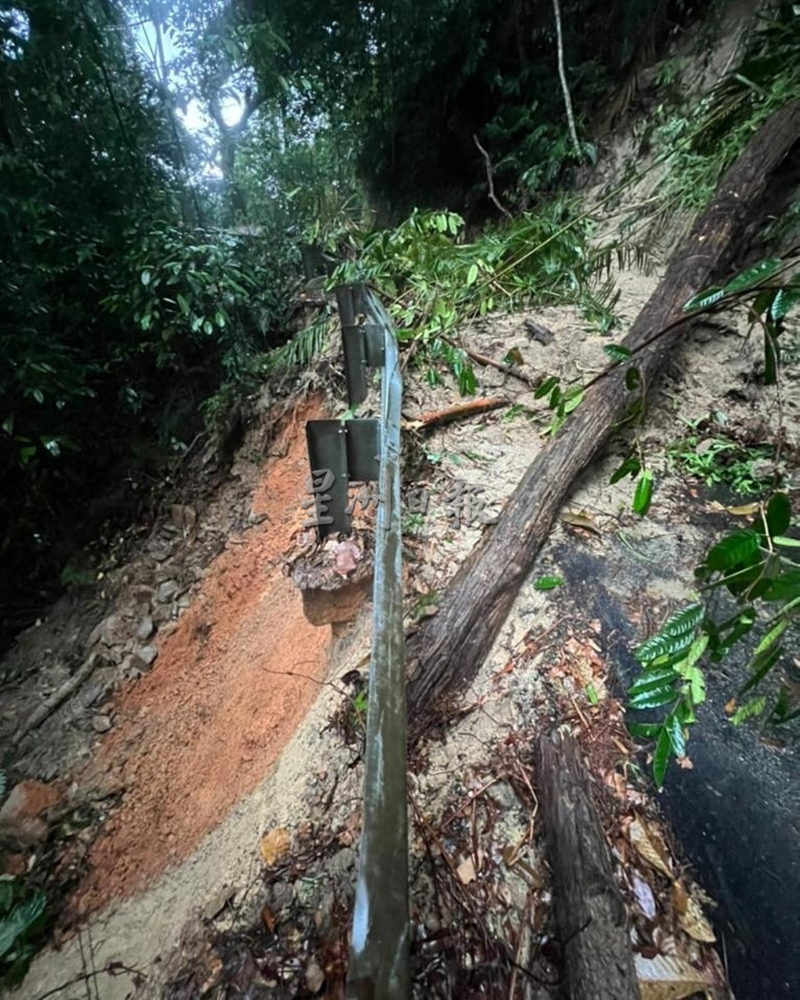 山洪暴发土崩 拉律山全面关闭