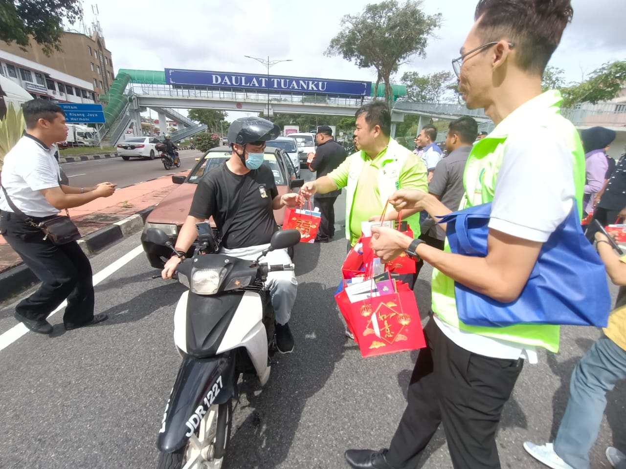 **已签发**柔：銮警农历新年间多地设路障，提升公众对道路与人身安全关注