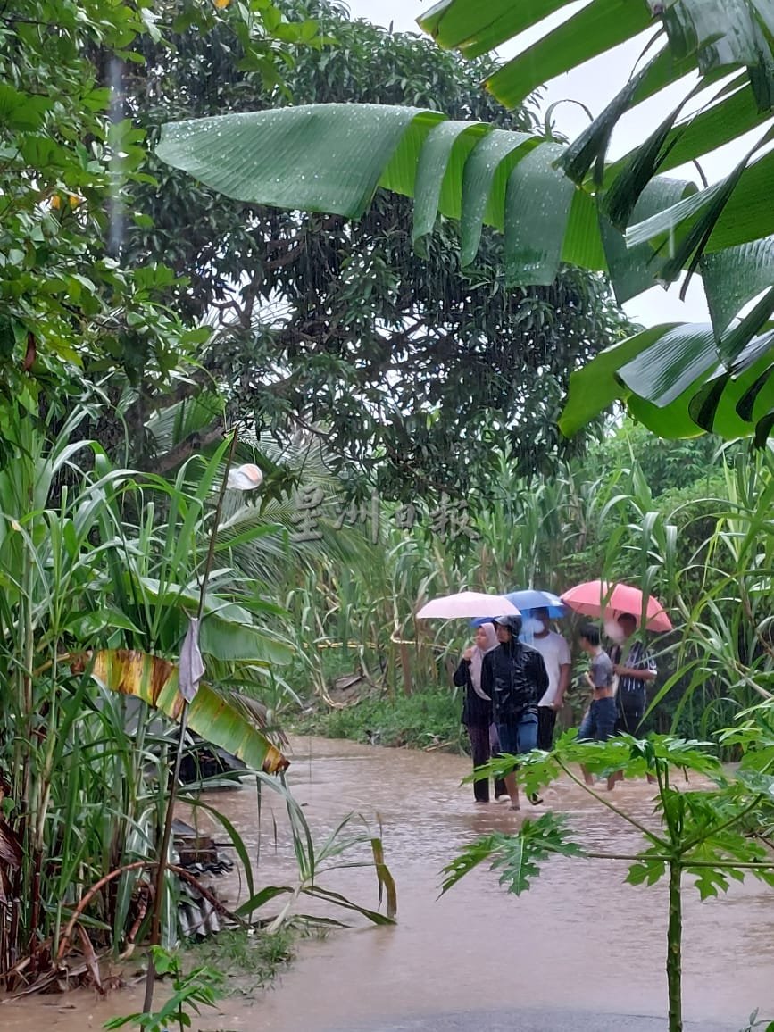 柔：新闻：24小时连绵大雨  居銮县已开4临时救灾中心