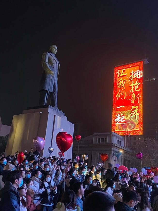 烟花革命？ 南京万人献花孙中山铜像 河南千人包围公安砸警车