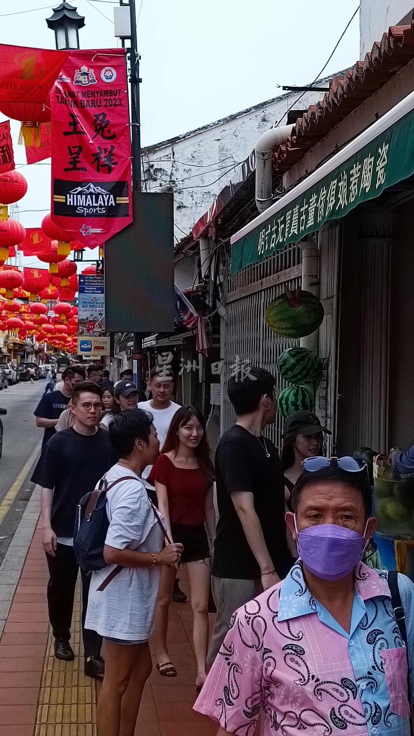 独家|新山见家长后  王大陆蔡卓宜甜蜜逛鸡场街