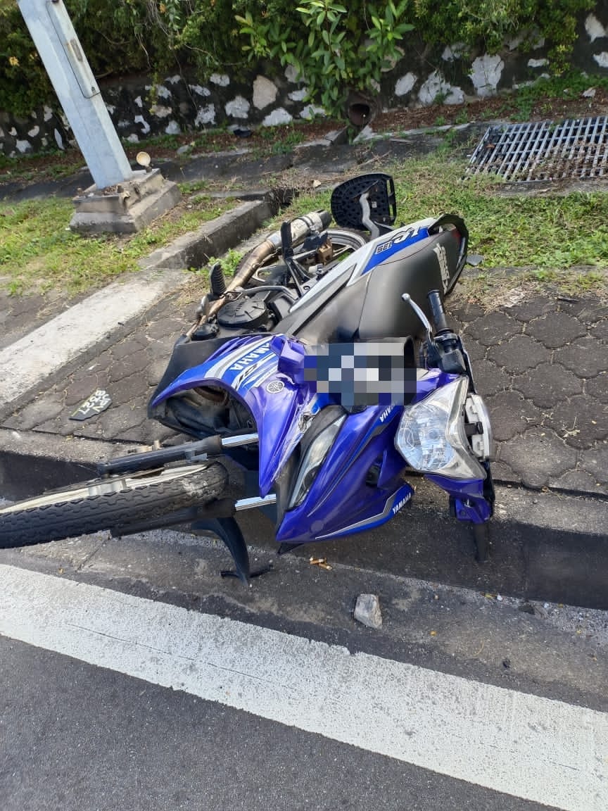 男子骑车失控撞上路肩·摔落摩托车当场死