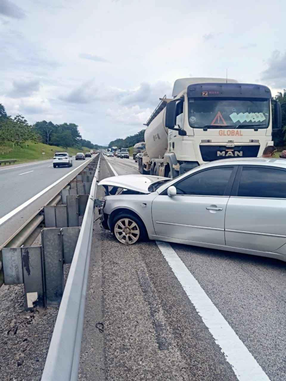 視頻|空間不夠執意轉換車道 轎車被油槽羅裡撞推數公尺