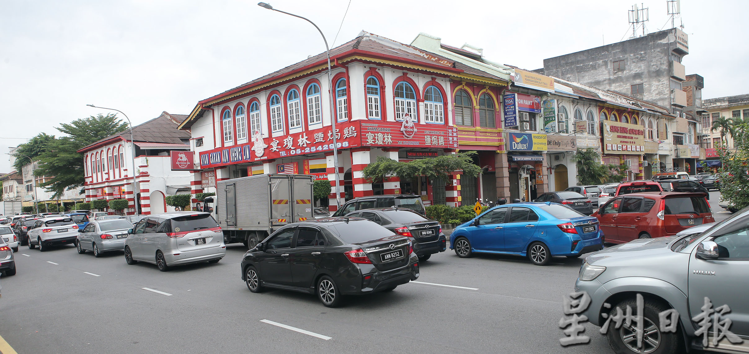 霹：第三版头／年初四商店多开市  UTC恢复办公现人潮